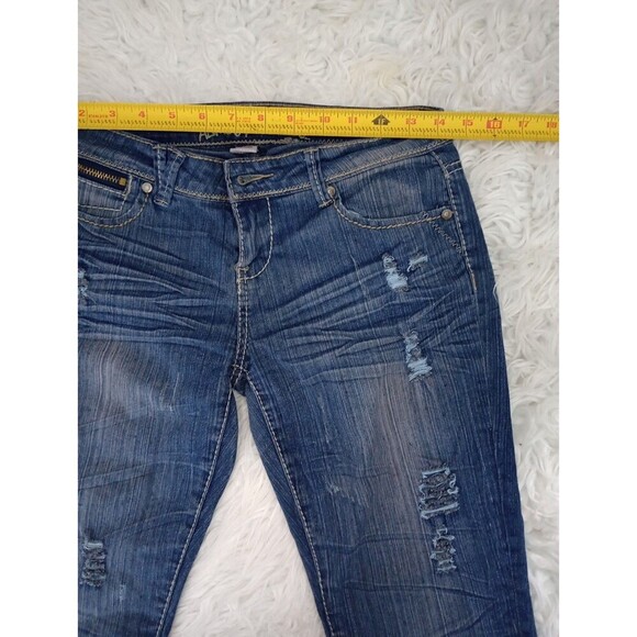 Womens Almost Famous Low Rise Distressed Capri Jeans Size 7 Medium Wash - Picture 7 of 12